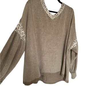 Bucketlist size L tan shirt with‎ leopard outline